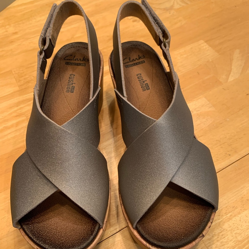 Clarks wedge heel, Metallic, size 5